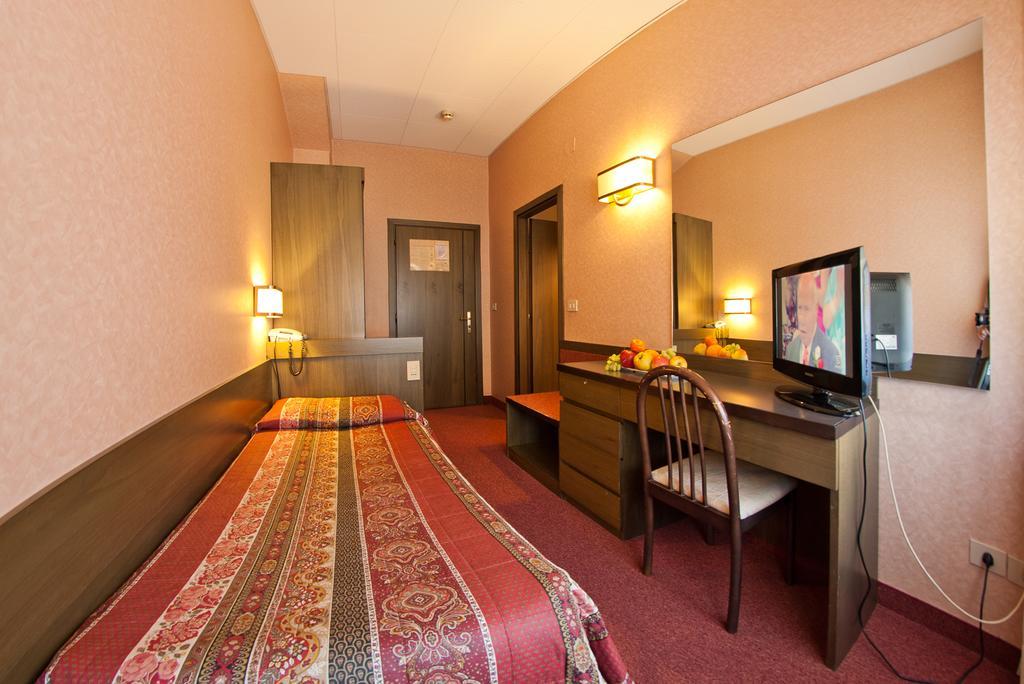 Hotel Cles Εξωτερικό φωτογραφία